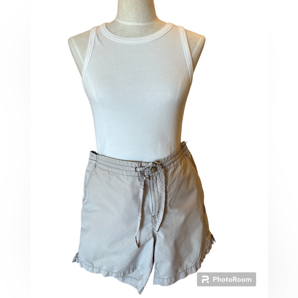 Columbia Sportswear Women’s Cargo Shorts, lite Khaki, Size Small w/ 6” Inseam